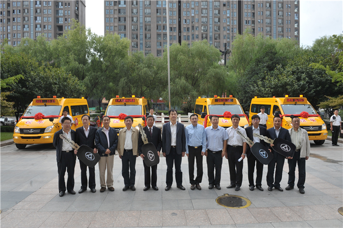 来利国际旗舰厅(中国)官方网站集团携手上海烟草再度向陕西捐赠守护星专用校车